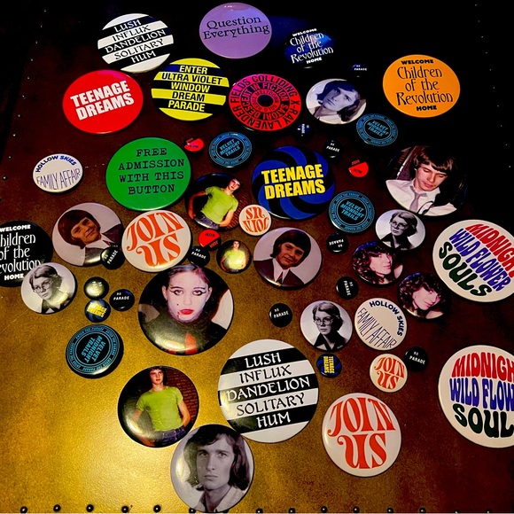 RAF SIMONS SET OF 53 TEXT PRINTED PINS - Picture 1 of 2